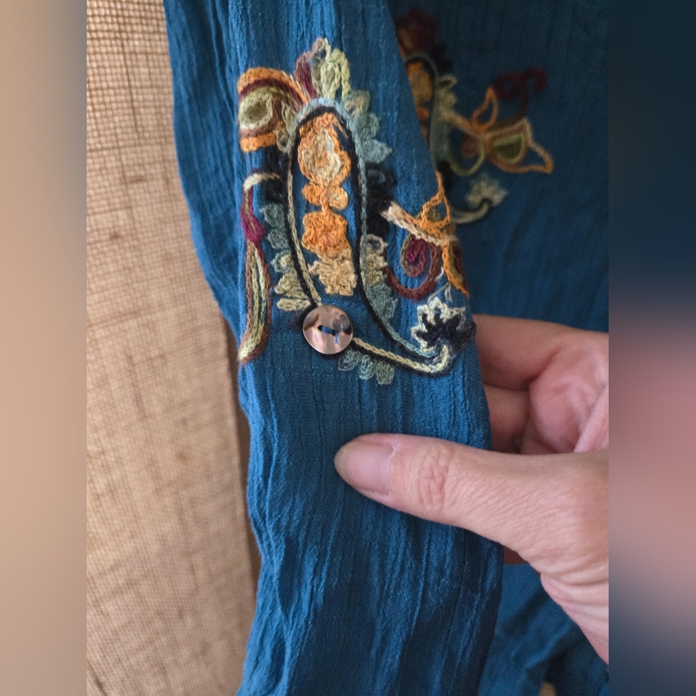 Women's Fig And Flower Teal Floral Embroidered Roll Tab Button Up Size Small - Picture 7 of 14